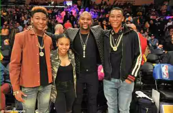 Floyd Mayweather Pictured With His Three Children At The LA Lakers Game